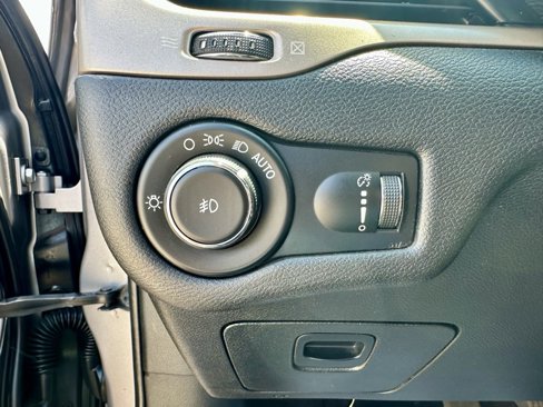 Used 2018 Jeep Cherokee Latitude w/ Altitude Package image 14