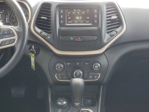 Used 2018 Jeep Cherokee Latitude w/ Safety Group image 27