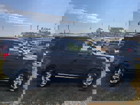 Used 2017 Ford Explorer XLT w/ Equipment Group 202A image 5