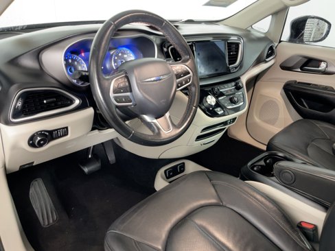 Used 2020 Chrysler Pacifica Touring-L w/ Advanced Safetytec Group image 3
