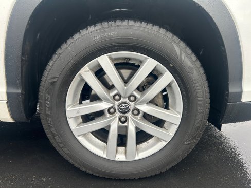 Used 2016 Toyota Highlander LE image 29