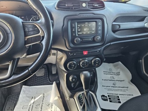 Used 2017 Jeep Renegade Latitude w/ Popular Equipment Group image 16