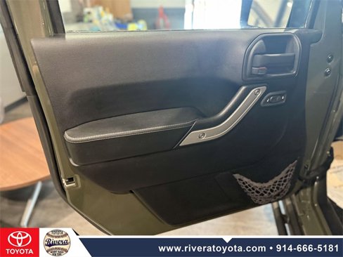 Used 2016 Jeep Wrangler Unlimited Rubicon image 12