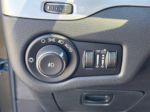 Used 2015 Jeep Cherokee Limited image 19