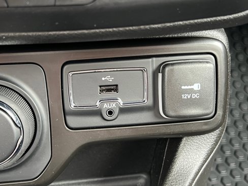 Used 2023 Jeep Renegade Latitude w/ Sun/Sound Group image 8