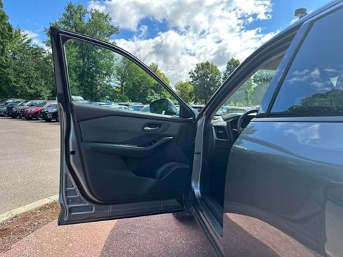 Used 2021 Nissan Rogue SV image 11