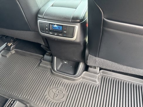 Used 2017 Toyota Highlander SE image 13