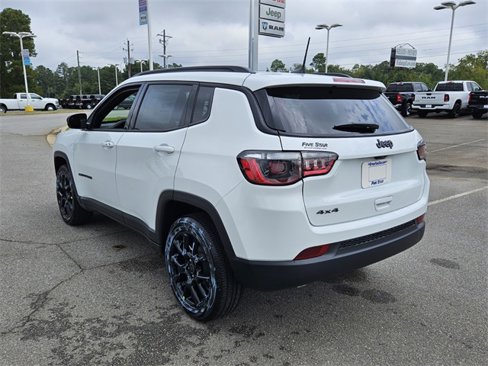 New 2026 Jeep Compass Latitude image 11