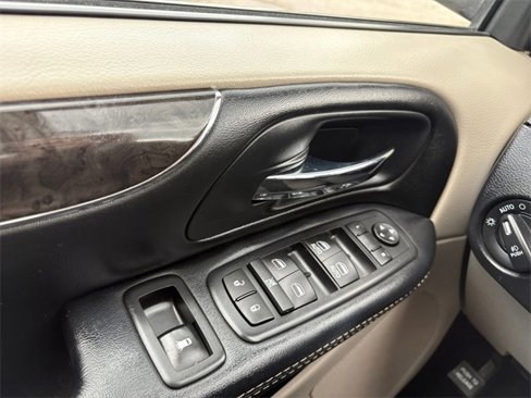 Used 2016 Chrysler Town & Country Touring-L w/ Driver Convenience Group image 11