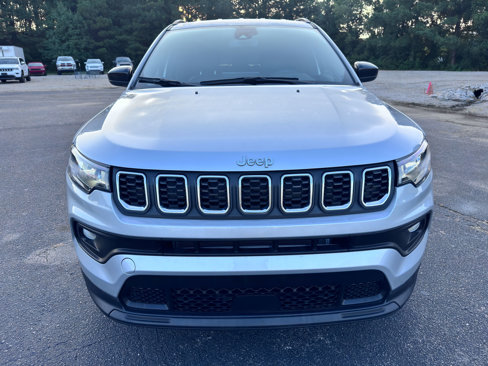 Used 2024 Jeep Compass Latitude image 2
