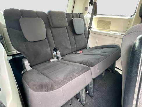 Used 2018 Dodge Grand Caravan SE w/ UConnect Hands-Free Group image 25