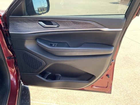 Used 2023 Jeep Grand Cherokee Limited image 21