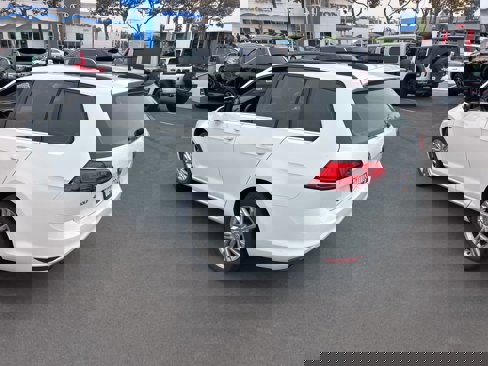 Used 2016 Volkswagen Golf Limited Edition image 4