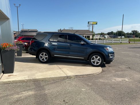 Used 2017 Ford Explorer XLT w/ Equipment Group 202A image 6