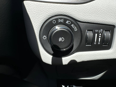 Used 2019 Jeep Cherokee Limited image 25