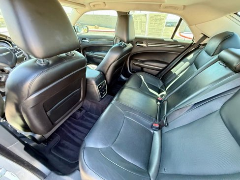 Used 2017 Chrysler 300 C image 18