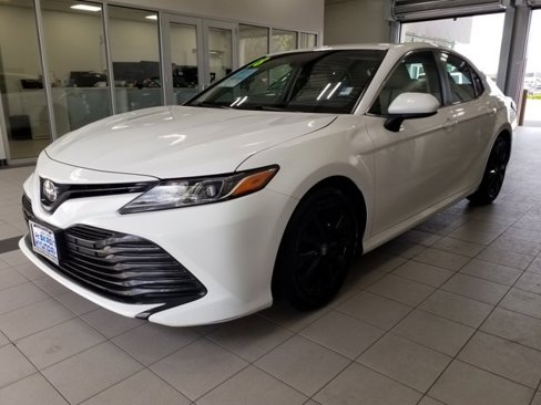 Used 2018 Toyota Camry LE image 2