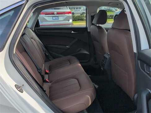 Certified 2022 Volkswagen Passat 2.0T image 15