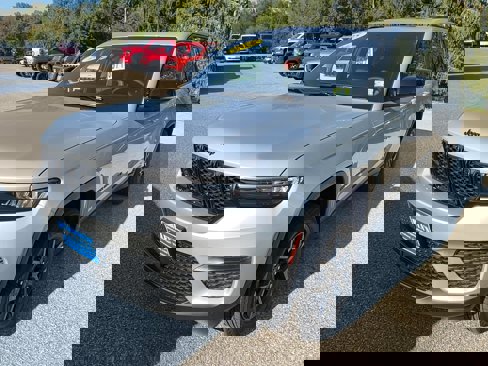 New 2025 Jeep Grand Cherokee Altitude image 1