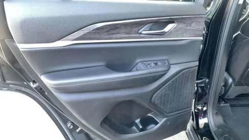 Used 2023 Jeep Grand Cherokee Limited image 17