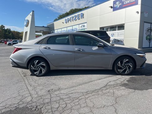 Used 2025 Hyundai Elantra SEL image 3