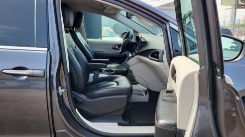 Used 2019 Chrysler Pacifica Touring-L image 21