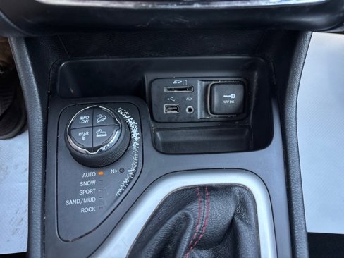 Used 2015 Jeep Cherokee Trailhawk w/ Cold Weather Group image 40