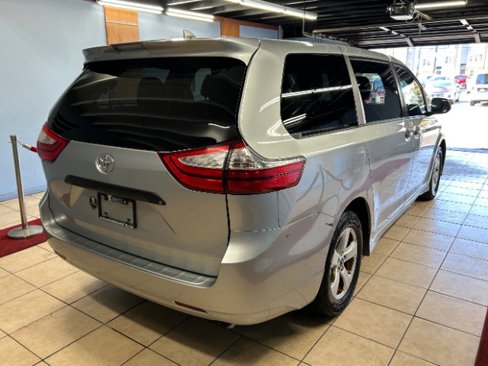 Used 2019 Toyota Sienna L image 4