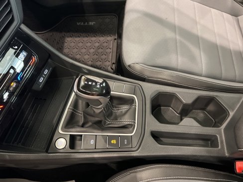 Used 2025 Volkswagen Jetta SE image 32