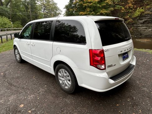 Used 2017 Dodge Grand Caravan SE image 3