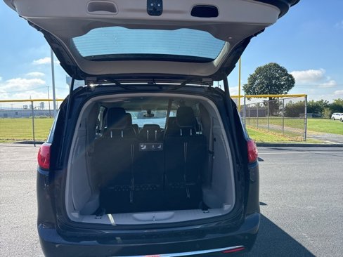 Used 2019 Chrysler Pacifica Touring-L image 6