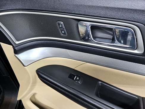 Used 2016 Ford Explorer XLT w/ Equipment Group 202A image 11