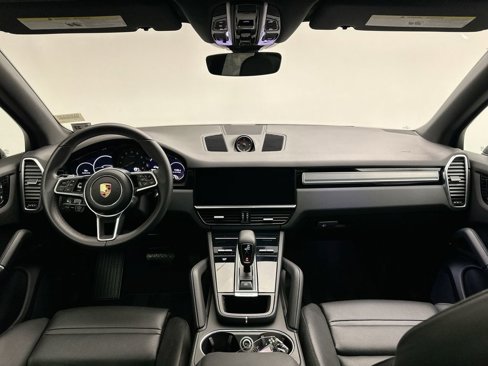 Used 2022 Porsche Cayenne image 8