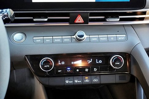 Certified 2024 Hyundai Elantra SEL image 28