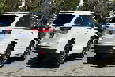 Used 2018 Toyota Highlander LE image 4