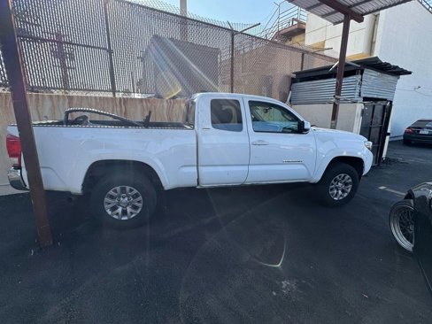 Used 2017 Toyota Tacoma SR image 3