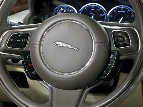 Used 2013 Jaguar XJ image 13