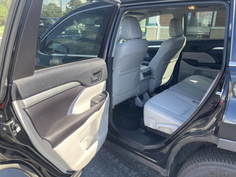 Used 2016 Toyota Highlander Plus image 18
