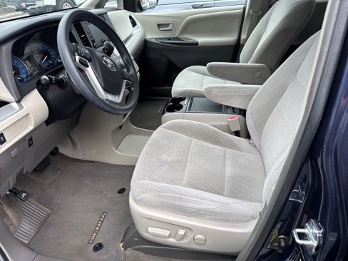 Used 2018 Toyota Sienna LE image 7
