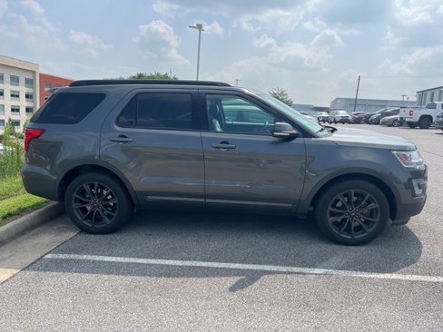 Used 2017 Ford Explorer XLT w/ Equipment Group 202A image 5