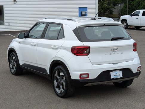 Used 2023 Hyundai Venue SEL image 3