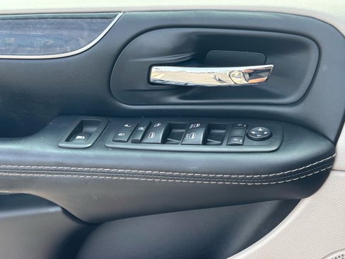 Used 2015 Chrysler Town & Country Touring w/ Driver Convenience Group image 20