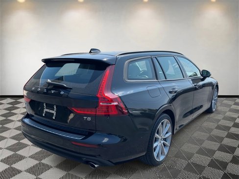 Used 2020 Volvo V60 T5 Momentum image 3