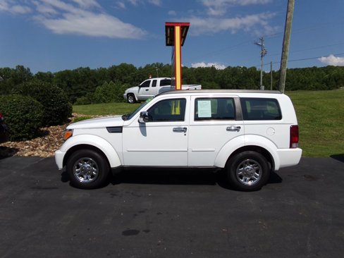 Used 2011 Dodge Nitro SE image 1