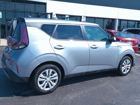 Used 2023 Kia Soul LX image 3