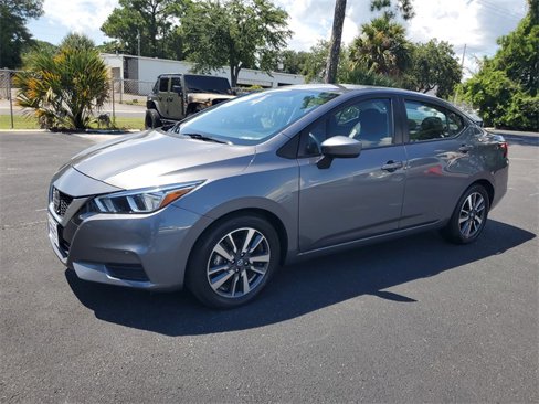 Used 2022 Nissan Versa SV image 3