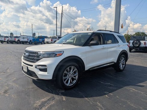 Certified 2020 Ford Explorer XLT w/ Equipment Group 202A image 4