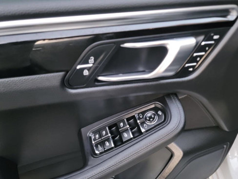 Used 2023 Porsche Macan image 9