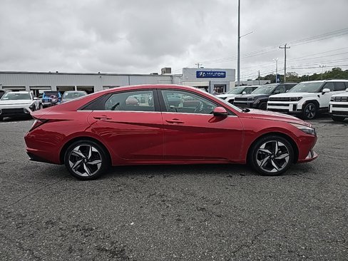 Used 2022 Hyundai Elantra Limited w/ Cargo Package image 4