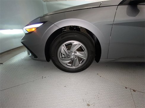 Used 2025 Hyundai Elantra SE image 10
